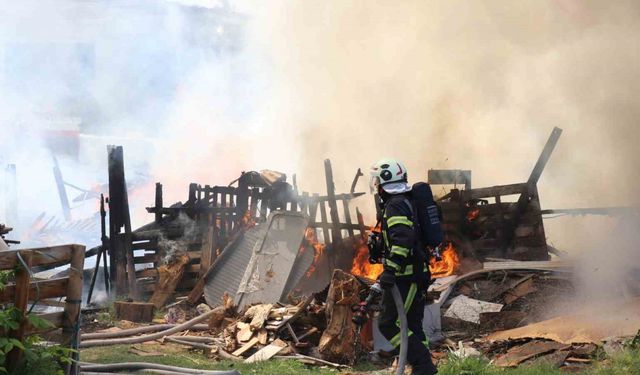 Ailesinin yanan evine koşan kadın babasına sevinçle sarıldı