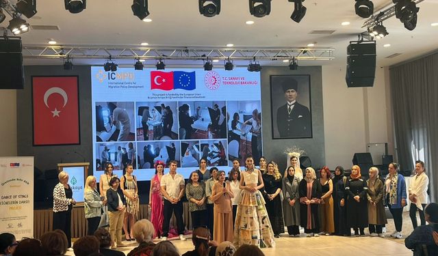 Atıklar takı, elbise olup defilede sergilendi