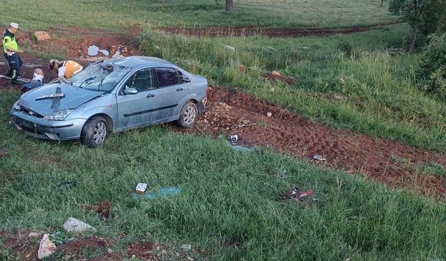 Dursunbey’de otomobil şarampole uçtu; 3 yaralı