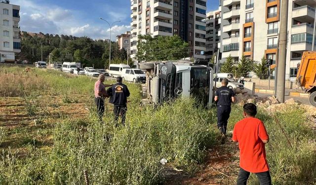 Hafriyat yüklü kamyon devrildi: 1 yaralı