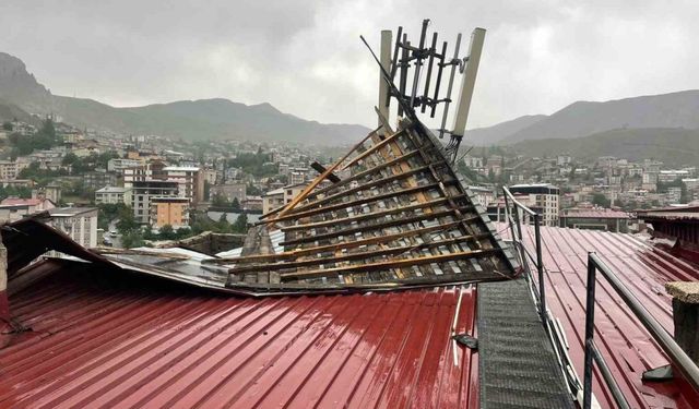 Hakkari’de fırtına çatılara zarar verdi