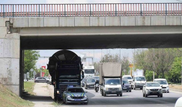 Rüzgar türbini köprüye takıldı
