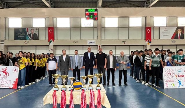 Çiçekdağı’nda Liseler Arası Voleybol Turnuvası coşkusu yaşandı