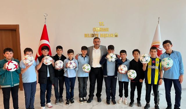 Çiçekdağlı şampiyonlar kupayla geldi