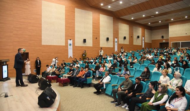 Mezunlar öğrencilerle buluşarak, kamuda kariyerin kapılarını araladılar