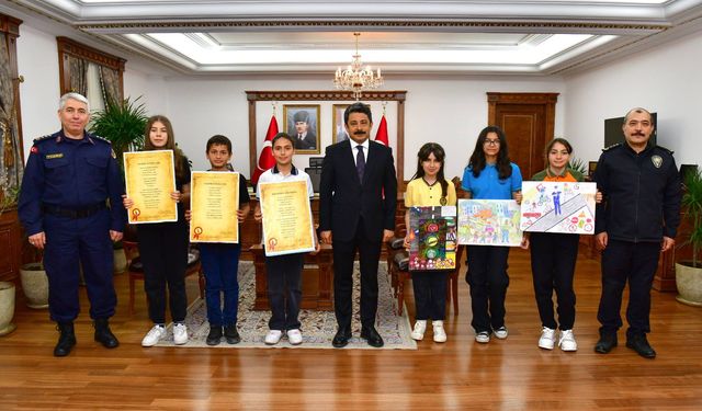 Vali Demiryürek, Trafik Haftası’nda geleceğin kalemlerini ödüllendirdi