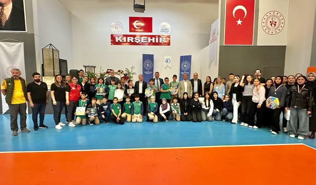 Zekâ yarışı son buldu: Ortaokul öğrencileri finalde ter döktü