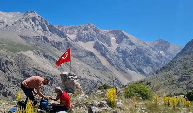 Kırşehirli dağcılar Aladağlar’da zirveye ulaştı