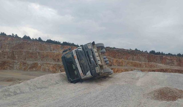 Bilecik’te kum yüklü kamyon devrildi