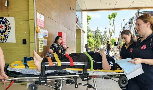Hafif ticari araca çarpan motosiklet sürücüsü ağır yaralandı