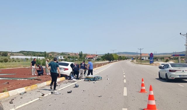 İki otomobil kavşakta çarpıştı