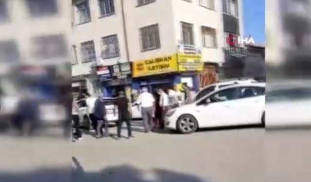Gaziye çirkin saldırı: Trafikte darp edildiği anlar kameraya yansıdı