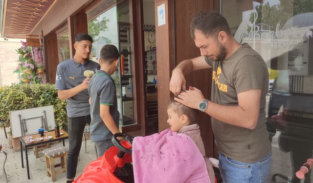 Kırşehir’de berberden çocuklara özel dokunuş