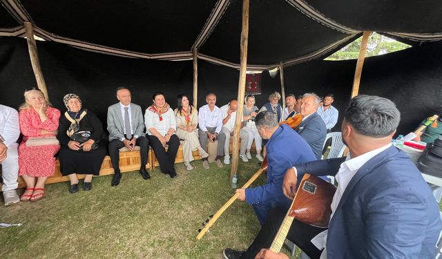 Yağmurlu çadırında bozlak sesleri yükseldi
