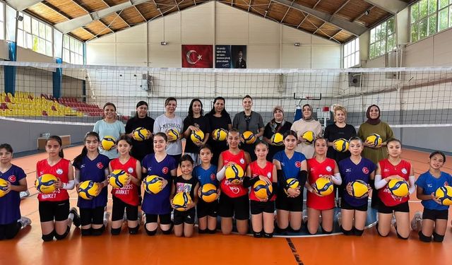 Kaman’da anneler ve kızlar voleybolda buluştu