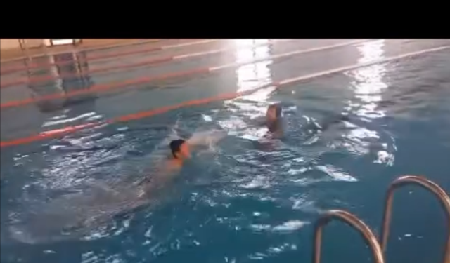 Minikler Bil Koleji havuzunda hünerlerini konuşturuyor!
