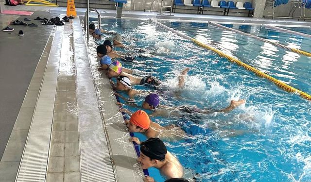 Kırşehir’in şampiyon yüzücüleri yetişiyor