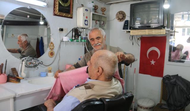 35 yıldır kerpiç dükkanda mesleğini sürdürüyor