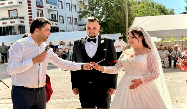 Demirci, İlayda ve Tarık’ın nikahını kıydı