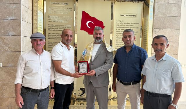 Yağmurlu Köyü Derneği’nden plaket ve yağlık