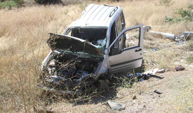 Ağaca ve direğe çarpan araçta 5 kişi yaralandı