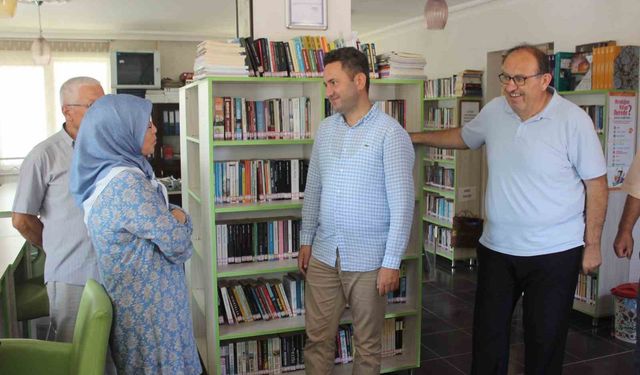 Azmi, gençlere okuma tutkusunu aşılıyor