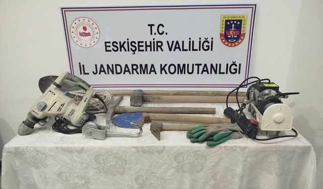 Bahçeyi kazdı, jandarma baskınıyla yakalandı