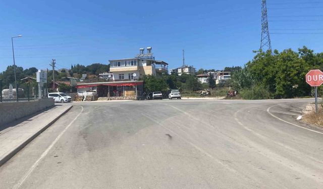 El frenini unutan sürücü, koştuğu otomobil park duvarına çarptı