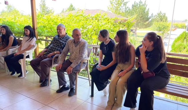 Gençler huzurevinde sessiz anılarla buluştu