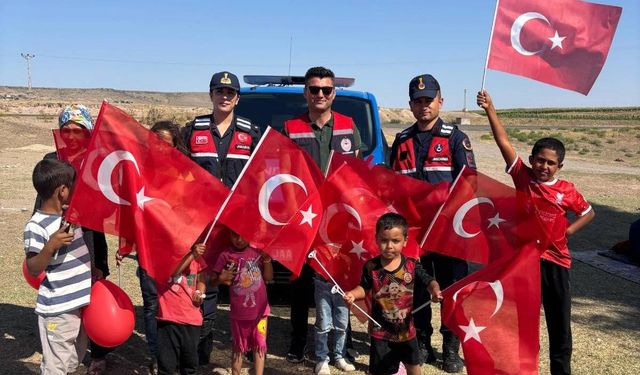 Kırşehir’de jandarmadan tarım işçisi çocuklarına sürpriz
