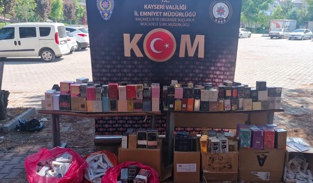 Kaçak parfüm operasyonunda 2 kişi gözaltına alındı