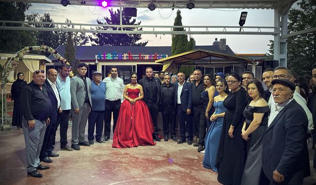 Başkan Demirci gençlerin mutluluğuna ortak oldu