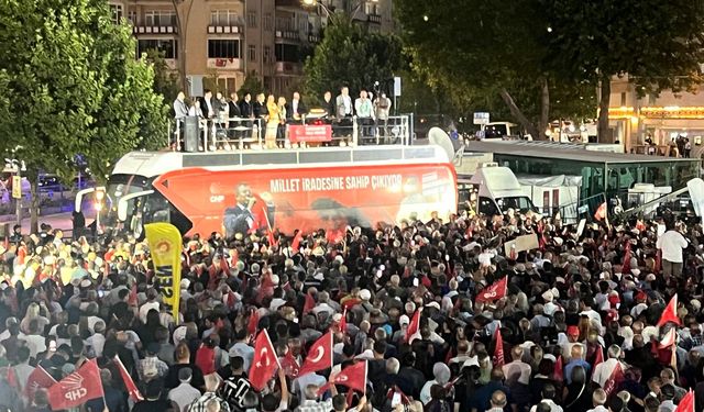Özel, Ertaş'ın sözleriyle kürsüye çıktı, Kırşehir'e halkına seslendi