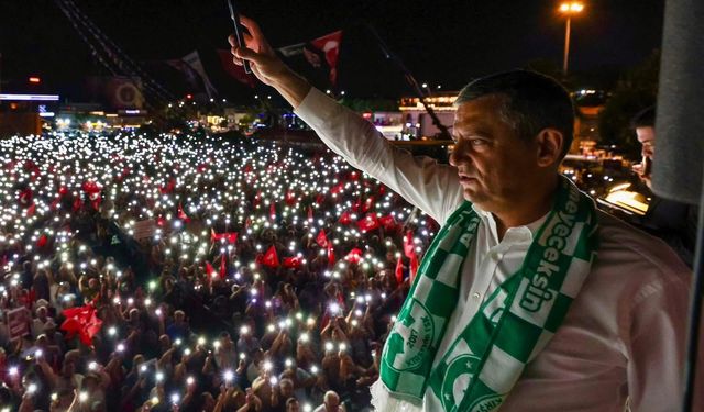 Özel, mitingini Gençlik Marşıyla sonlandırdı