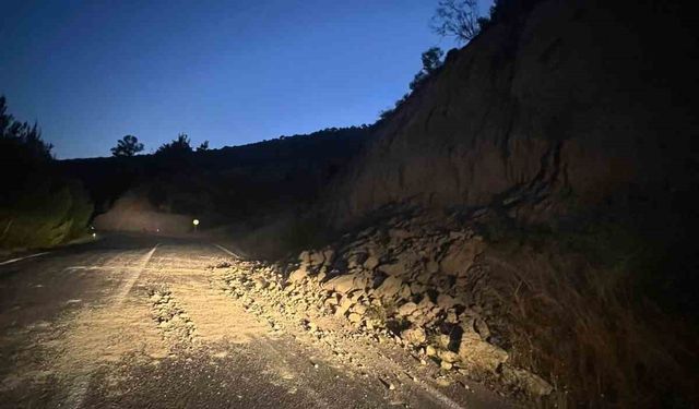 Toprak kaydı, yol kapandı
