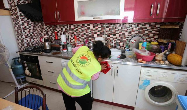 Yürüme güçlüğü yaşayan kadının evini titizlikle temizledi
