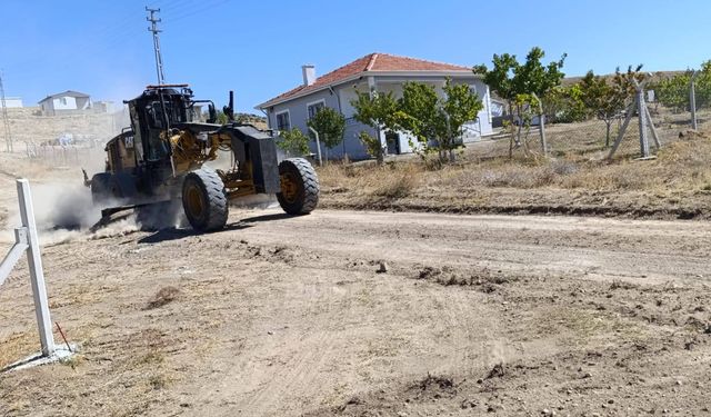 O köyde ara ve bağ yolları yenileniyor