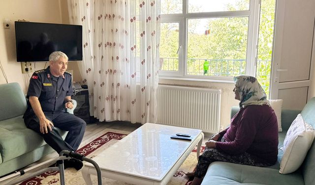 Jandarma Komutanı Şehit Aileleriyle bir arada