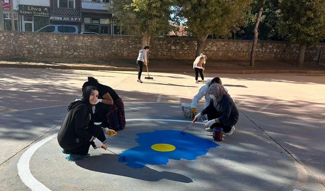 Okul bahçeleri boyandı, spor alanları hazırlandı