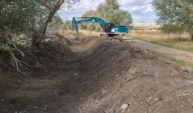 O köyde dere ıslahı ve temizlik çalışmaları başladı