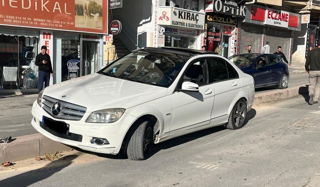 Ankara Caddesi’nde kaza: Araç orta refüje girdi
