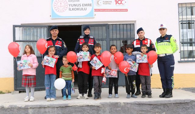 Kırşehir Jandarması çocuklarla Cumhuriyeti kutladı