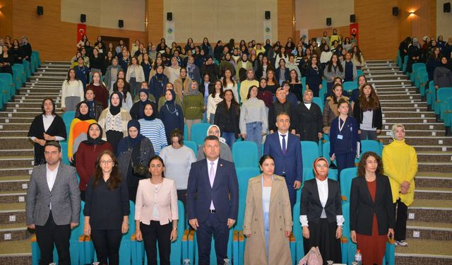 Genç çiftler evliliğe ilk adımda uzman rehberliğiyle buluştu