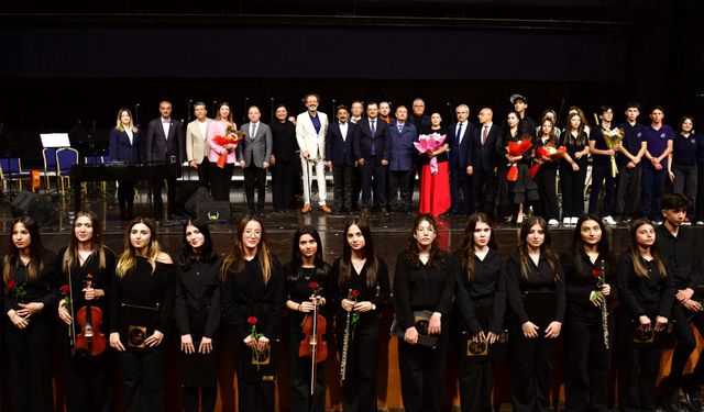 Sanatçı Yücel Arzen ve gençler aynı sahnede buluştu