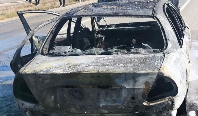 Seyir halindeki otomobil alev aldı