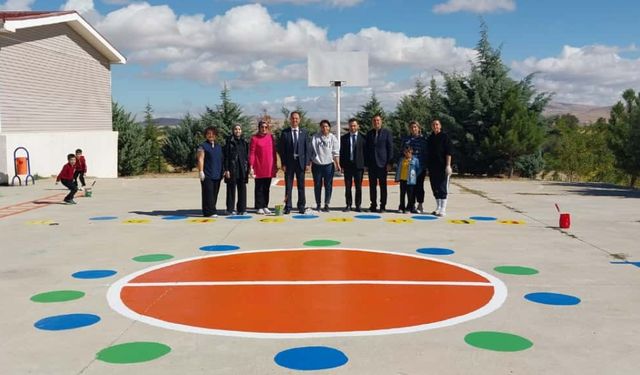 Veliler okul bahçesini rengârenk bir oyun alanına dönüştürdü