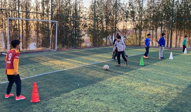 Mucur'da futbol antrenmanları devam ediyor