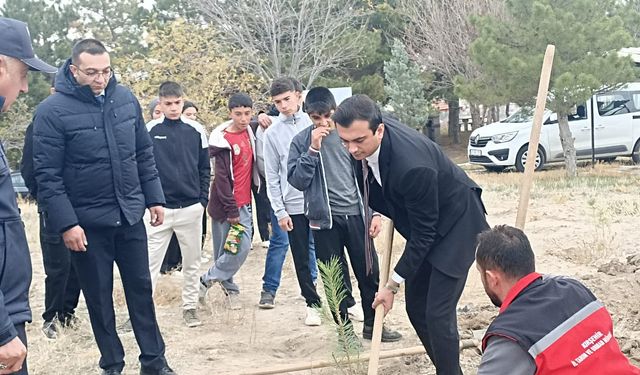 Boztepe’de yeşil vatan için fidanlar toprakla buluştu