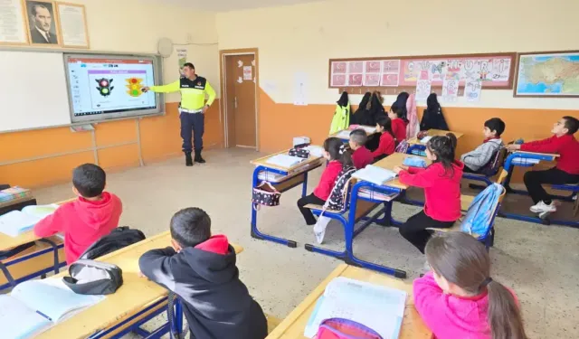 Jandarma, öğrencilere trafik kurallarını anlattı