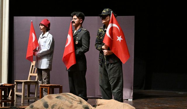 ‘Karanlıktan Aydınlığa’ çocuk oyunu ayakta alkışlandı